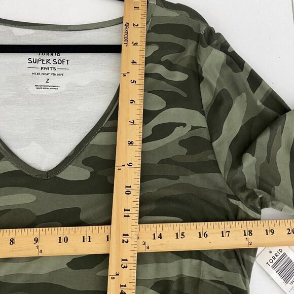 Torrid Maternity Ruched Side Tunic Tee Size 2X Camo V Neck Long Sleeve - Picture 8 of 10